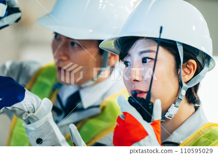 在建築工地使用對講機的工人 在建築工地使用對講機的工人 110595029