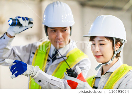 工人在建築工地使用收發器 工人在建築工地使用收發器 110595034