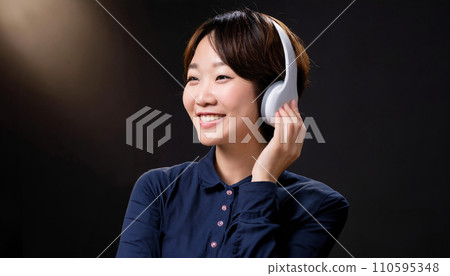 戴耳機聽音樂的年輕女子 110595348