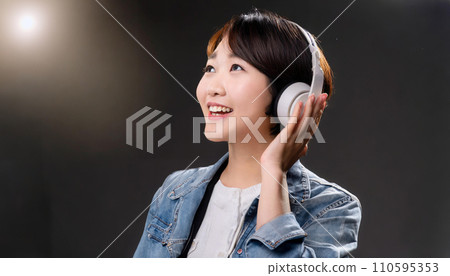 戴耳機聽音樂的年輕女子 戴耳機聽音樂的年輕女子 110595353