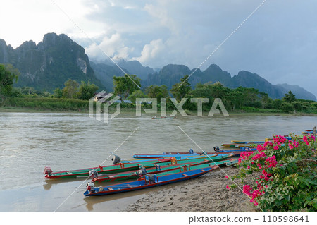 寮國旅遊-雨中的湄公河支流南山河 寮國旅遊-雨中的湄公河支流南山河 110598641
