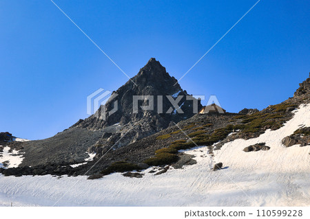 白雪皚皚的北阿爾卑斯山的矢裡岳 110599228