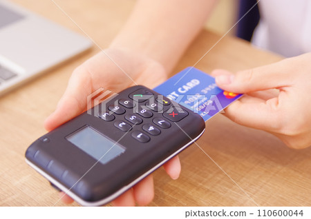 woman paying with credit card 110600044