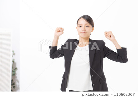 一個穿西裝的女人正在努力工作 一個穿西裝的女人正在努力工作 110602307