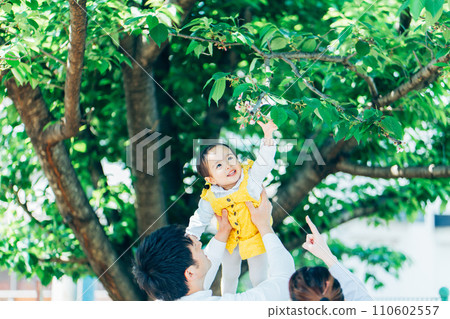 幸福的家庭父母和孩子在公園玩耍 幸福的家庭父母和孩子在公園玩耍 110602557