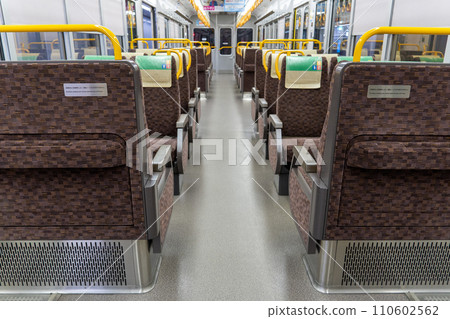 通勤火車內部的圖像 110602562