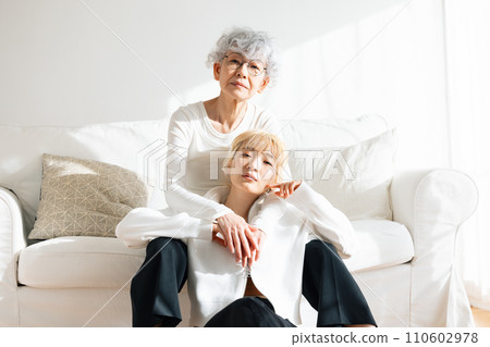 Family portrait of young woman and senior woman 110602978