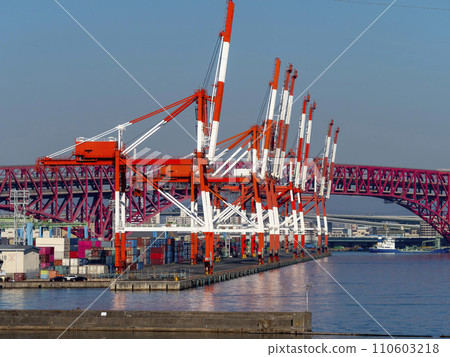 大阪港內港龍門起重機和貨櫃碼頭 110603218