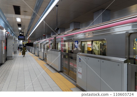 Osaka Metro Sennichimae Line platform door image 110603724