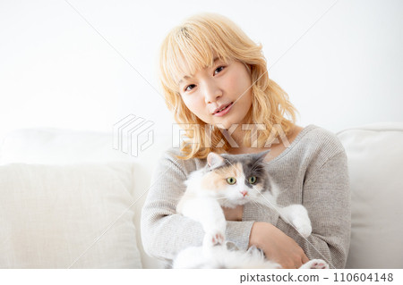 日本女子抱著一隻貓 110604148