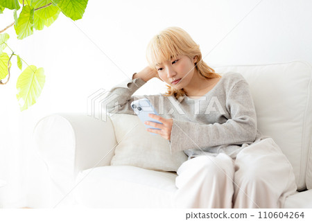看智能手機的婦女 看智能手機的婦女 110604264