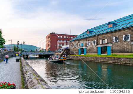 [Hokkaido] Sunset at Otaru Canal, a famous tourist spot 110604286