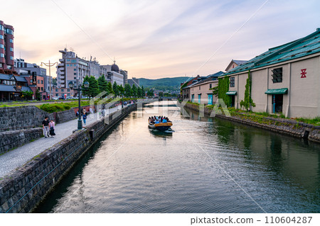 [北海道]著名旅遊勝地小樽運河的日落 110604287