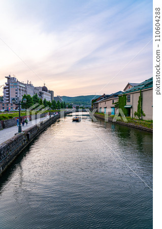 [北海道]著名旅遊勝地小樽運河的日落 110604288
