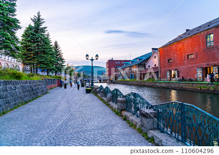 [Hokkaido] Sunset at Otaru Canal, a famous tourist spot 110604296