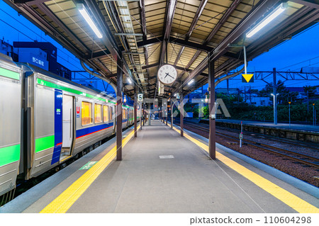 [北海道] 夜晚的寂靜飄蕩的小樽月台 110604298