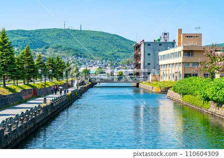 [北海道]以觀光景點而聞名的小樽運河 110604309