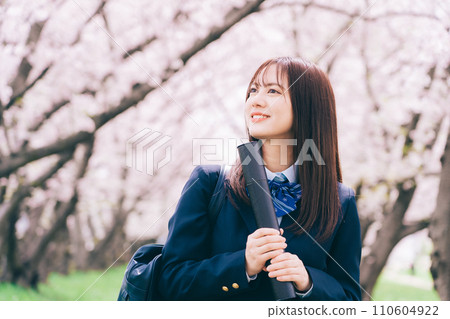 High school student (high school girl) looking up at the cherry blossoms and holding a diploma 110604922