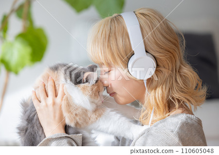 Japanese woman holding a cat 110605048