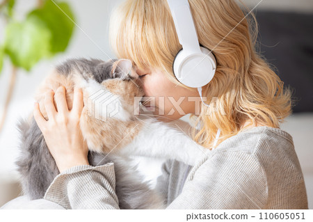 Japanese woman holding a cat 110605051