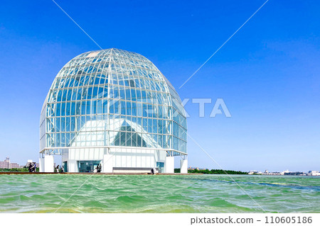 Kasai Rinkai Aquarium, Glass Dome (left), Edogawa Ward, Tokyo, Blue Sky, Designed by Yoshio Taniguchi Kasai Rinkai Aquarium, Glass Dome (left), Edogawa Ward, Tokyo, Blue Sky, Designed by Yoshio Taniguchi 110605186