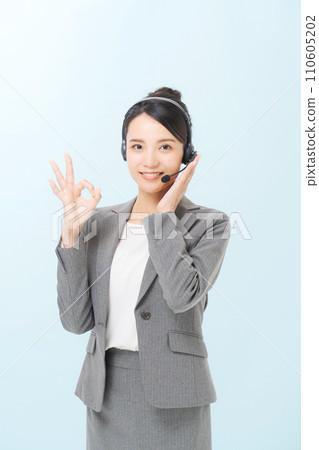 一位女操作員用手指指著的照片 一位女操作員用手指指著的照片 110605202