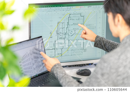 First-class male architect explaining construction schedule, network schedule, construction supervision 110605644