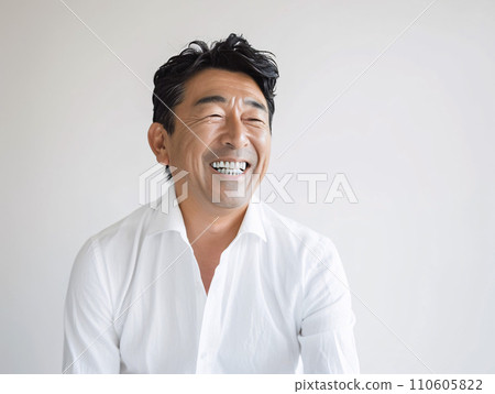 A middle-aged Japanese man with a refreshing smile 110605822