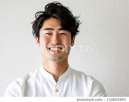 笑容自然的日本青年 110605965