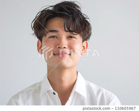 A young Japanese man with a natural smile 110605967
