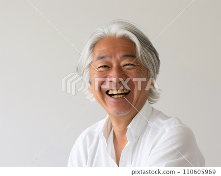 Senior Japanese man with a bright smile 110605969