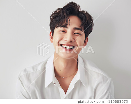 年輕的亞洲男子帶著清爽的微笑 年輕的亞洲男子帶著清爽的微笑 110605973