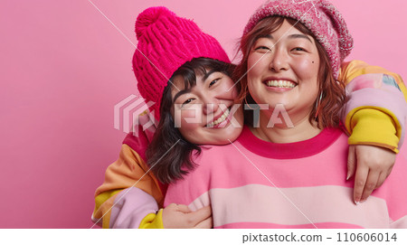 微笑的亞洲女性夫婦 微笑的亞洲女性夫婦 110606014