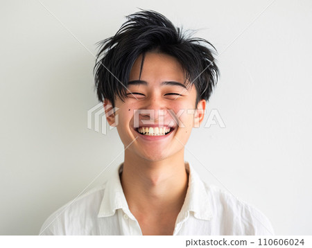 A young Japanese man with a hearty smile 110606024
