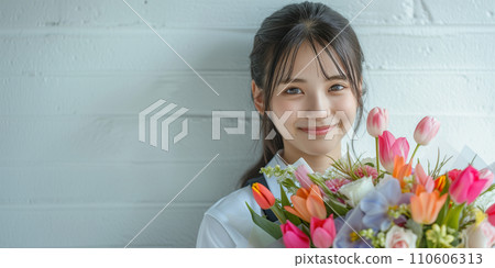 白色背景，漂亮的女人拿著花束 110606313