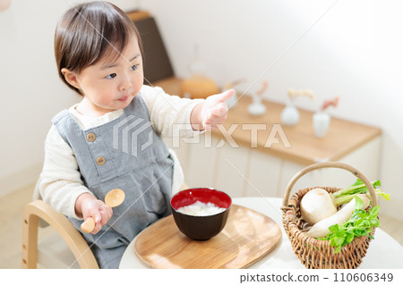 1歲小孩吃七味粥。趣味食教。五個節日。 1歲小孩吃七味粥。趣味食教。五個節日。 110606349