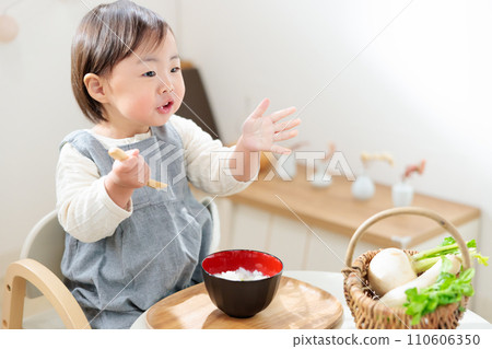 1歲小孩吃七味粥。趣味食教。五個節日。 110606350