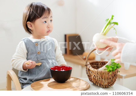 1歲小孩吃七味粥。趣味食教。五個節日。 1歲小孩吃七味粥。趣味食教。五個節日。 110606354