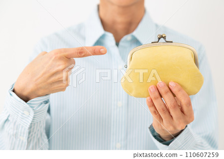 中年婦女的手指著她的錢包 中年婦女的手指著她的錢包 110607259