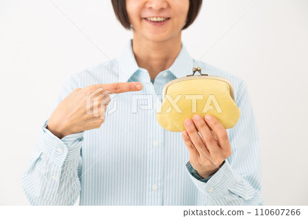 中年婦女的手指著她的錢包 110607266