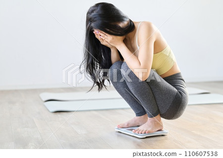 亞洲女性在體重計上感到沮喪 110607538