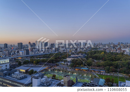 從阿倍野盧修斯天空畫廊看到的大阪城市景觀 從阿倍野盧修斯天空畫廊看到的大阪城市景觀 110608055
