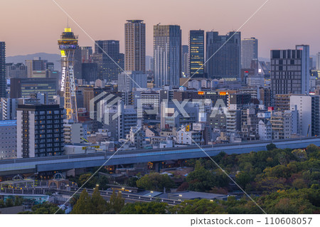 從阿倍野盧修斯天空畫廊看到的大阪城市景觀 從阿倍野盧修斯天空畫廊看到的大阪城市景觀 110608057