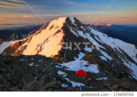 從北阿爾卑斯山矢鹿岳的帳篷營地看到的奧井山 110608588