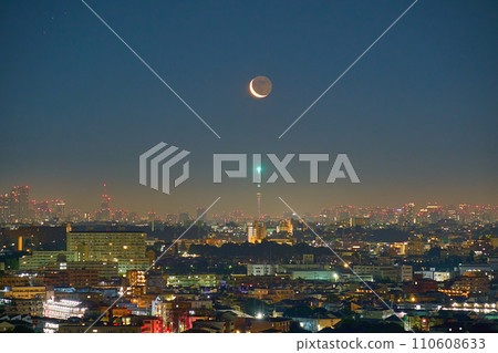 夏季凌晨 2 點升起的天空樹和下弦月,從東京狛江市向川崎市多摩區看去。 夏季凌晨 2 點升起的天空樹和下弦月,從東京狛江市向川崎市多摩區看去。 110608633
