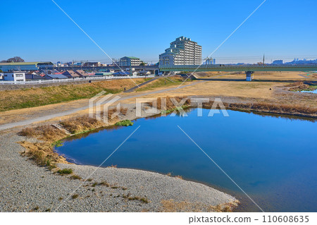 冬季從多摩水道橋眺望小田急多摩川大橋和狛江市 冬季從多摩水道橋眺望小田急多摩川大橋和狛江市 110608635