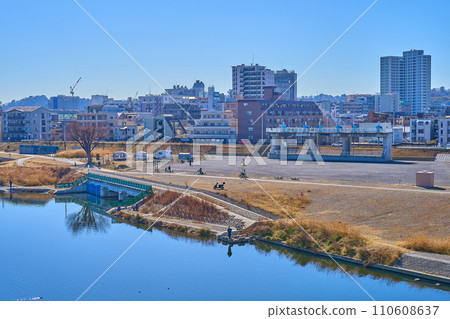 冬季從多摩水道橋眺望稻田玉川公園和多摩區登戶 冬季從多摩水道橋眺望稻田玉川公園和多摩區登戶 110608637