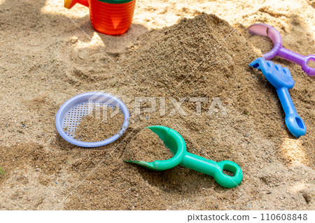 在公園玩沙子 在公園玩沙子 110608848