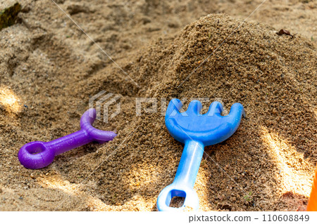 玩沙用的塑膠湯匙和耙子 玩沙用的塑膠湯匙和耙子 110608849