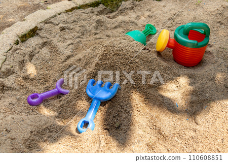 公園裡的沙箱裡有供兒童使用的遊樂設施 110608851